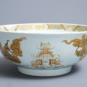 Een Chinese kom met verguld reliëfdecor van draken en vissen, Kangxi/Yongzheng — foto 1