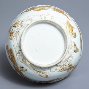 Een Chinese kom met verguld reliëfdecor van draken en vissen, Kangxi/Yongzheng — foto 7