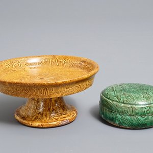 Een Chinese kom op voet en een dekseldoosje in faux-marbre glazuur, Song of later — foto 1