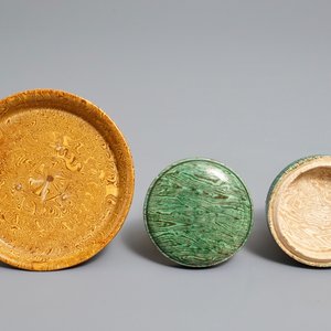 Een Chinese kom op voet en een dekseldoosje in faux-marbre glazuur, Song of later — foto 6