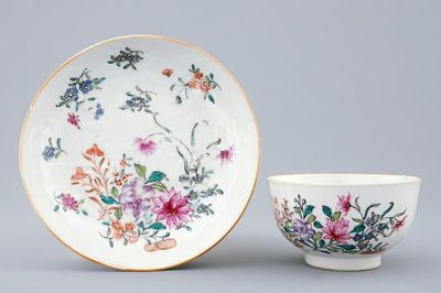 Een Chinese kop en schotel in blanc de Chine onderglazuur en famille rose overglazuur, 18e eeuw