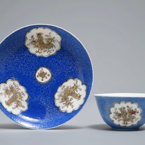 Een Chinese kop en schotel met grisaille decor van hanen op blauwe fondkleur, Yongzheng — foto 1