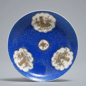 Een Chinese kop en schotel met grisaille decor van hanen op blauwe fondkleur, Yongzheng — foto 2