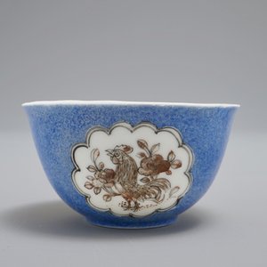 Een Chinese kop en schotel met grisaille decor van hanen op blauwe fondkleur, Yongzheng — foto 6