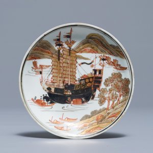 Een Chinese kop en schotel met grisaille en verguld decor van een schip, Yongzheng/Qianlong — foto 2
