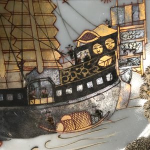 Een Chinese kop en schotel met grisaille en verguld decor van een schip, Yongzheng/Qianlong — foto 11