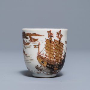 Een Chinese kop en schotel met grisaille en verguld decor van een schip, Yongzheng/Qianlong — foto 7