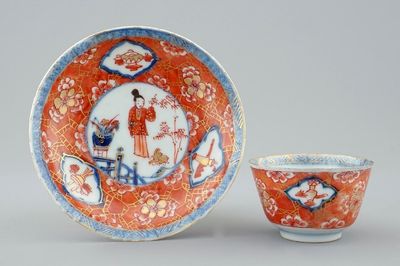 Een Chinese kop en schotel met koraalrode fond, Kangxi