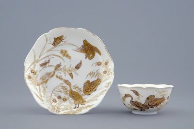 Een Chinese kop en schotel met verguld decor van eenden en insecten, Yongzheng, 1723-1735