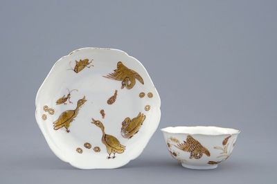 Een Chinese kop en schotel met verguld decor van eenden en insecten, Yongzheng, 1723-1735