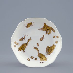 Een Chinese kop en schotel met verguld decor van eenden en insecten, Yongzheng, 1723-1735 — foto 2