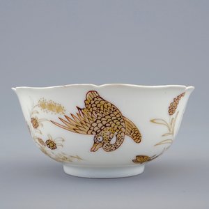 Een Chinese kop en schotel met verguld decor van eenden en insecten, Yongzheng, 1723-1735 — foto 4