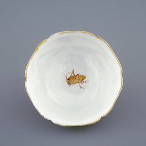 Een Chinese kop en schotel met verguld decor van eenden en insecten, Yongzheng, 1723-1735 — foto 8