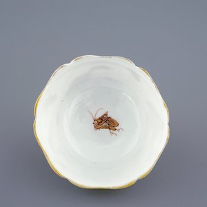 Een Chinese kop en schotel met verguld decor van eenden en insecten, Yongzheng, 1723-1735 — foto 8