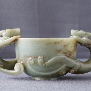 Een Chinese kop met chilong-grepen in celadon en bruine jade, wellicht vroege Qing — foto 16