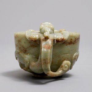 Een Chinese kop met chilong-grepen in celadon en bruine jade, wellicht vroege Qing — foto 3
