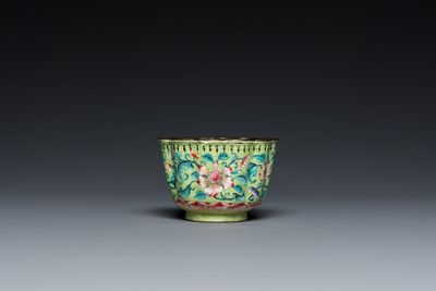 Een Chinese kop op trembleuse in Canton email met groene fondkleur, Qianlong — foto 7