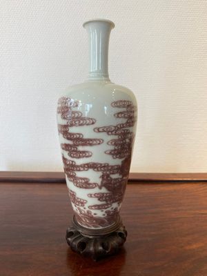 Een Chinese koperrode 'draken' vaas op houten sokkel, Kangxi merk, 19/20e eeuw — foto 2