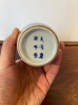 Een Chinese koperrode 'draken' vaas op houten sokkel, Kangxi merk, 19/20e eeuw — foto 5