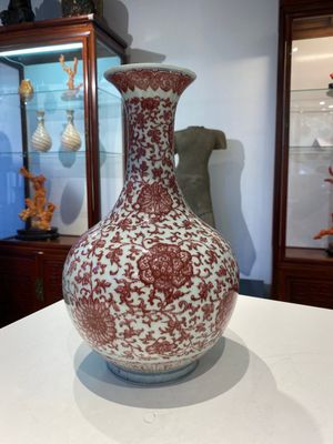 Een Chinese koperrode flesvormige vaas met florale slingers, Qianlong — foto 1