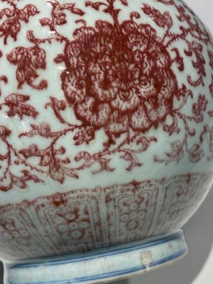 Een Chinese koperrode flesvormige vaas met florale slingers, Qianlong — foto 11