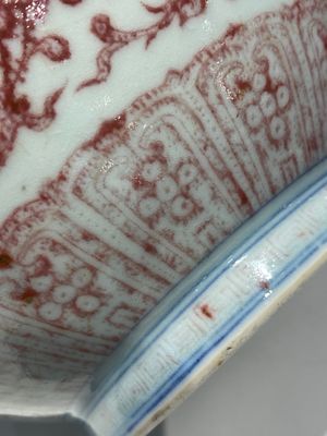 Een Chinese koperrode flesvormige vaas met florale slingers, Qianlong — foto 13