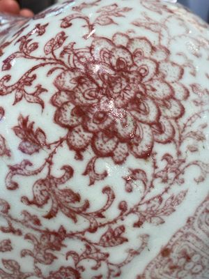 Een Chinese koperrode flesvormige vaas met florale slingers, Qianlong — foto 17