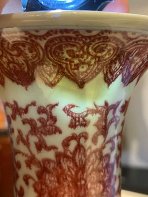 Een Chinese koperrode flesvormige vaas met florale slingers, Qianlong — foto 20