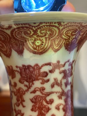 Een Chinese koperrode flesvormige vaas met florale slingers, Qianlong — foto 21
