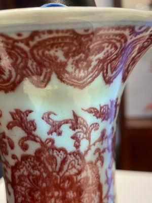 Een Chinese koperrode flesvormige vaas met florale slingers, Qianlong — foto 23