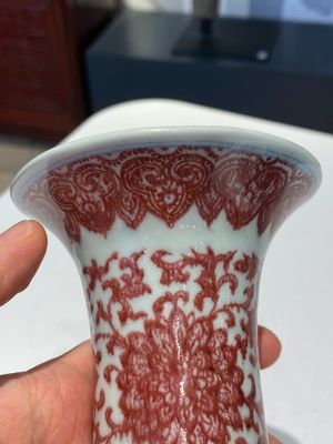 Een Chinese koperrode flesvormige vaas met florale slingers, Qianlong — foto 7