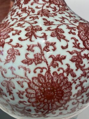 Een Chinese koperrode flesvormige vaas met florale slingers, Qianlong — foto 9
