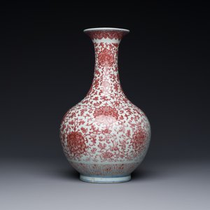 Een Chinese koperrode flesvormige vaas met florale slingers, Qianlong — foto 2