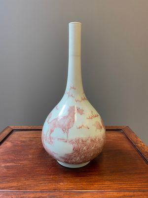 Een Chinese koperrode flesvormige vaas met kylins, Qianlong — foto 1