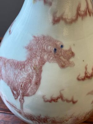 Een Chinese koperrode flesvormige vaas met kylins, Qianlong — foto 7