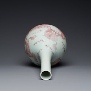 Een Chinese koperrode flesvormige vaas met kylins, Qianlong — foto 5