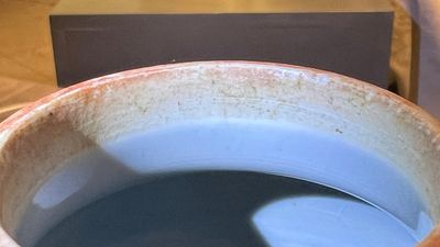 Een Chinese koraalrode dekselvaas en een sang de boeuf vaas met verguld decor, 19/20e eeuw — foto 1