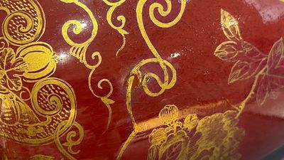 Een Chinese koraalrode dekselvaas en een sang de boeuf vaas met verguld decor, 19/20e eeuw — foto 3