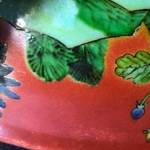 Een Chinese koraalrode kom met reliëfdecor, 19e eeuw — foto 19