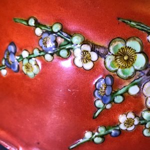 Een Chinese koraalrode kom met reliëfdecor, 19e eeuw — foto 24