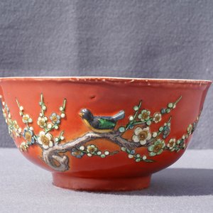 Een Chinese koraalrode kom met reliëfdecor, 19e eeuw — foto 7