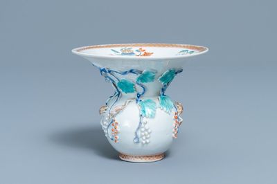 Een Chinese kwispedoor met reliëfdecor van eekhoorns en druivenranken, Yongzheng