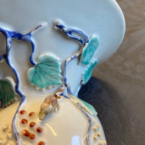 Een Chinese kwispedoor met reliëfdecor van eekhoorns en druivenranken, Yongzheng — foto 18