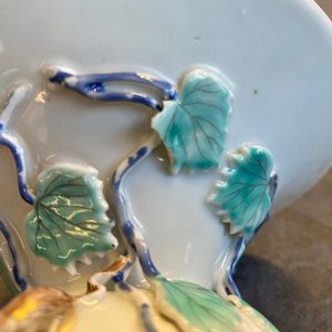 Een Chinese kwispedoor met reliëfdecor van eekhoorns en druivenranken, Yongzheng — foto 19