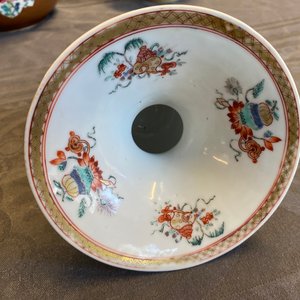 Een Chinese kwispedoor met reliëfdecor van eekhoorns en druivenranken, Yongzheng — foto 21