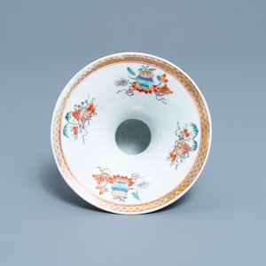 Een Chinese kwispedoor met reliëfdecor van eekhoorns en druivenranken, Yongzheng — foto 6