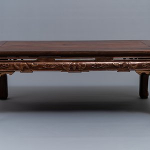 Een Chinese lage rechthoekige houten tafel, kangzhuo, Ming of later — foto 2