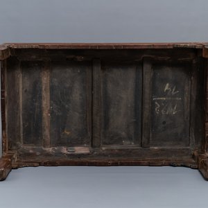 Een Chinese lage rechthoekige houten tafel, kangzhuo, Ming of later — foto 7