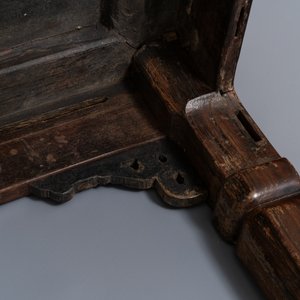 Een Chinese lage rechthoekige houten tafel, kangzhuo, Ming of later — foto 8