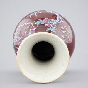 Een Chinese langyao yuhuchunping vaas met overglazuur decor, 18/19e eeuw — foto 5